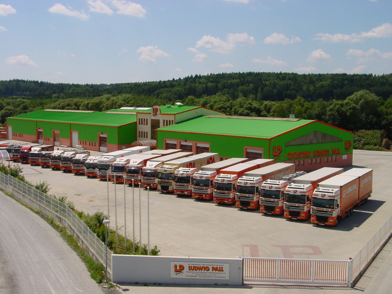 LKW der Spedition Pall vor der Halle