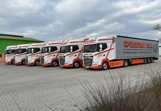 Neue DAF Zugmaschinen der Spedition Pall in einer Reihe