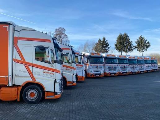 Fuhrpark der Spedition Pall mit Volvo und Mercedes Zugmaschinen