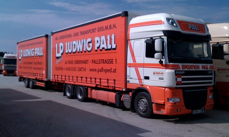 Jumbo-Hängerzug der Spedition Pall