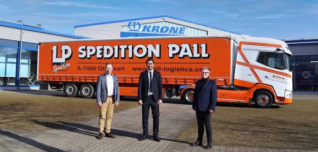 Übergabe eines neuen Krone Aufliegers an die Spedition Pall