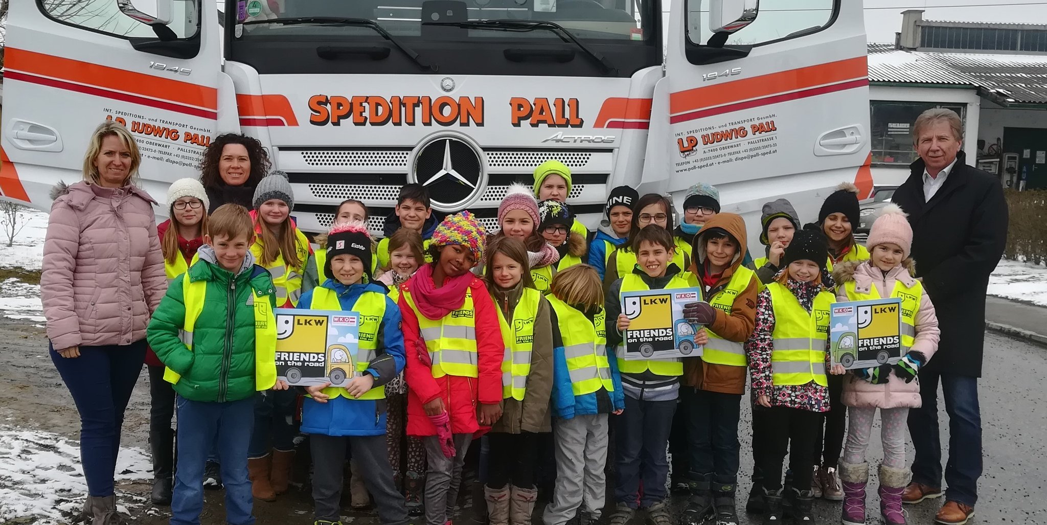 Schulkinder bei der Aktion LKW Friends on the Road bei der Spedition Pall