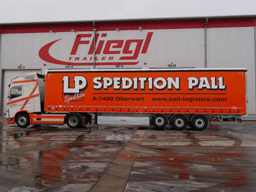 Orangefarbener Planenauflieger der Spedition Pall